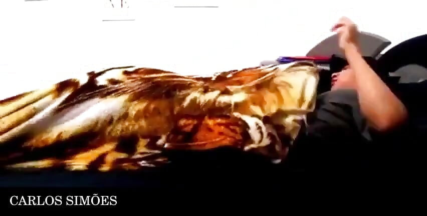 Bela morena fazendo sexo selvagem com um homem bem dotado