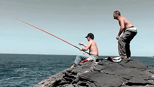 Çok ateşli bir üçlü sikiş: sürtük bir kaltak plajda sikiliyor!!