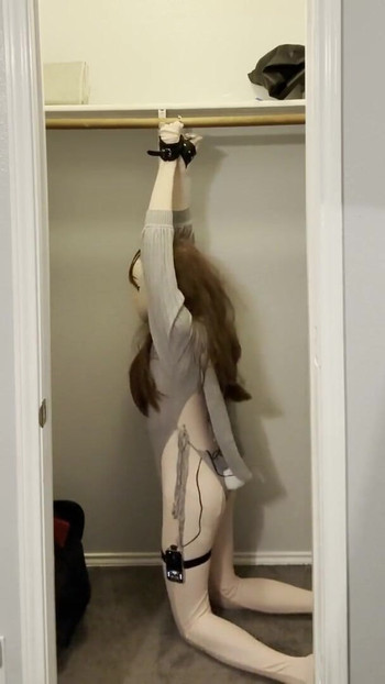 Zadivljujući trenutak iz "Kigurumi Cuffed and Electrostim"