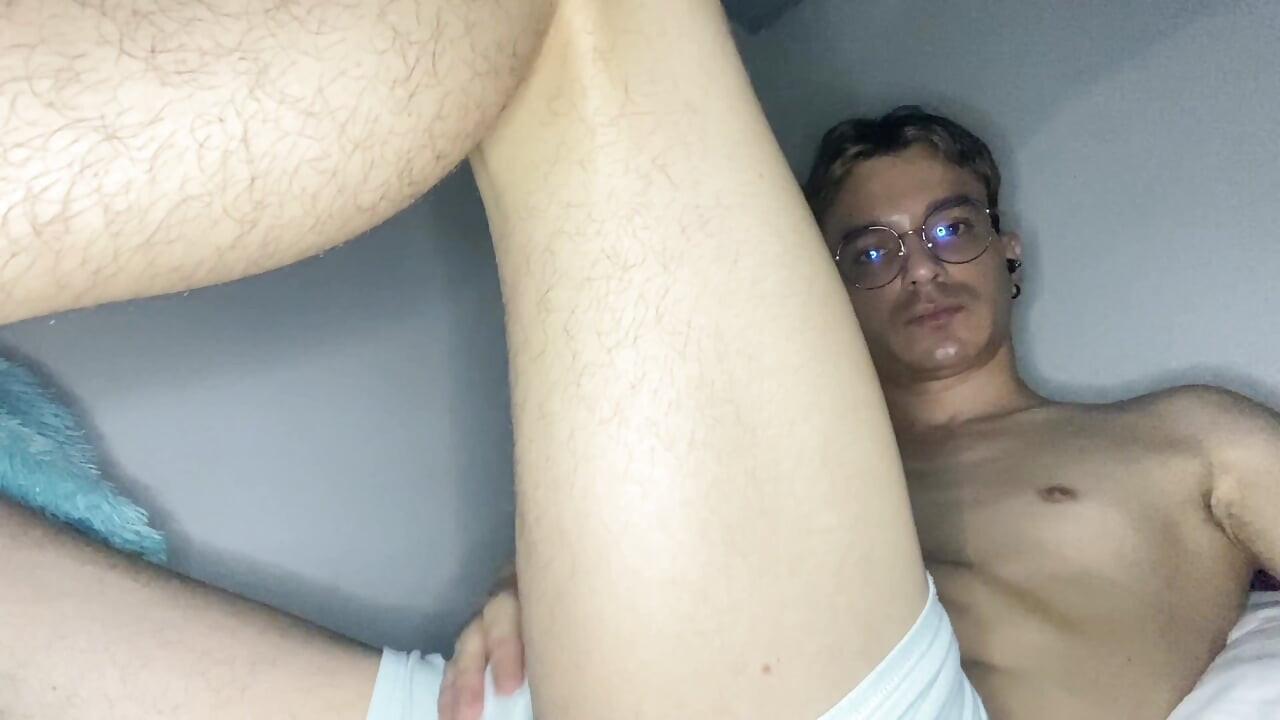 स्ट्रेट बॉय अपने फ्लेशलाइट के साथ खेल रहा है