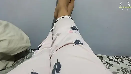 Gece boyunca ve sessizce sulu amcığıma mastürbasyon yapıyorum, parmaklarımı içine sokuyorum ve zevkle boşalıyorum (bakış açısı)