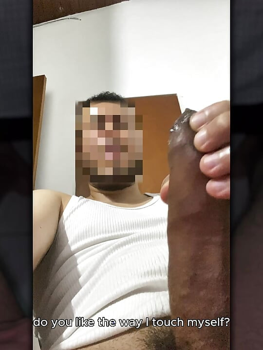 رجل يهز له كبير, غير مختون قضيب ويطلق حمولة ضخمة من CUM أثناء الحديث القذرة.