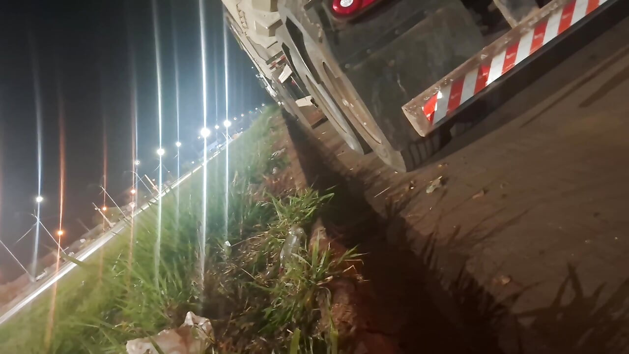 Levei minha esposa para o caminhoneiro e reivindicou sua bunda cheia de porra depois