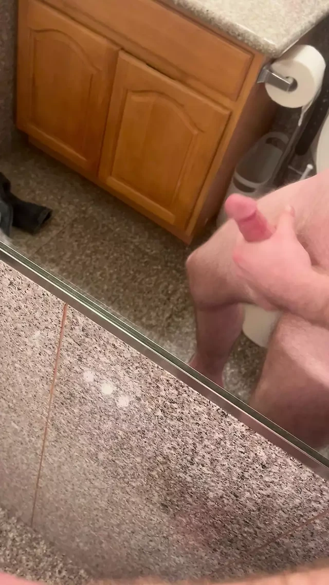 White guy jacks off in the mirror