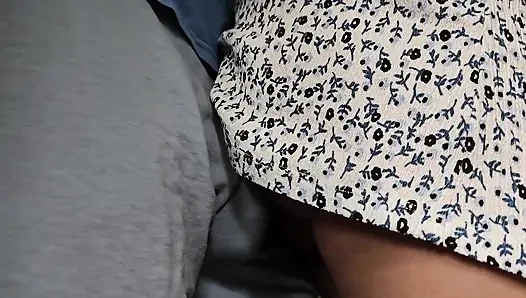 Dia secara tidak sengaja menyentuh kontol orang asing di dalam kereta. Cowok ini meluncurkan penisnya ke bawah roknya dan muncrat