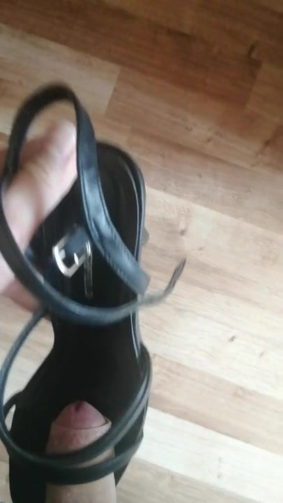 Cum black sandals