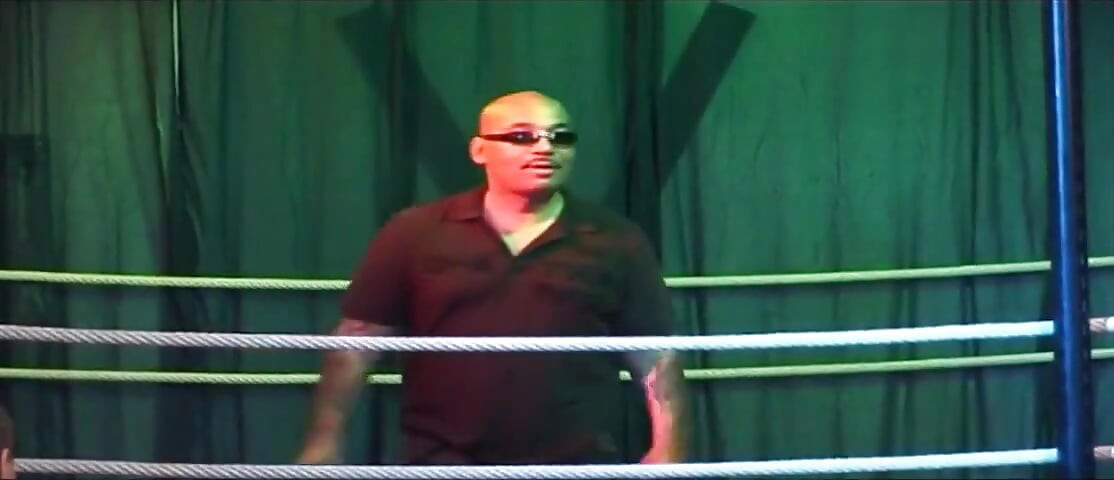 Rubia madura goteando rosebud gangbang en ring de lucha libre