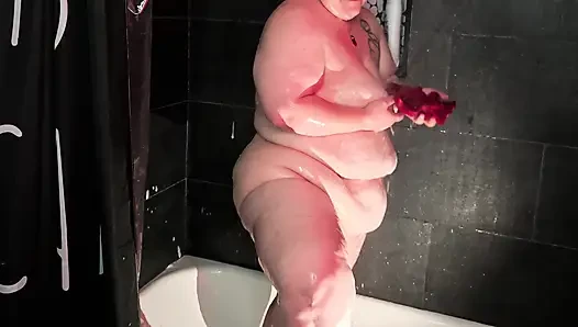 Cewek semok kulit putih ini mandi sebelum dientot habis-habisan sama kontol besar pria kulit hitam