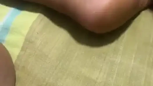 жена получает массаж