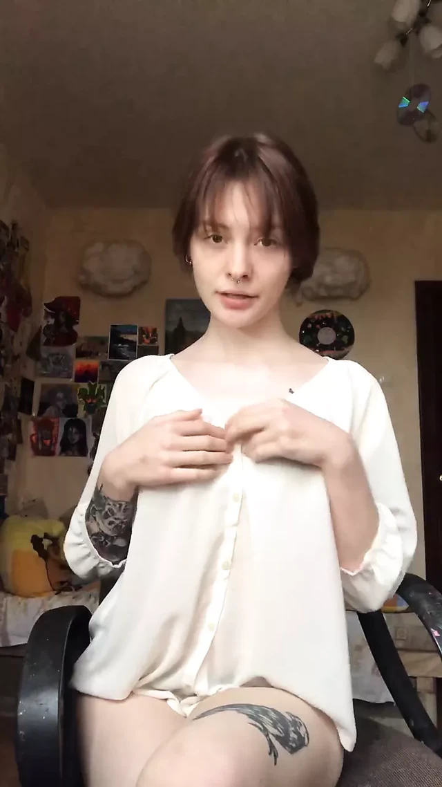 Она сняла нижнее белье перед камерой и показала гладкую киску.