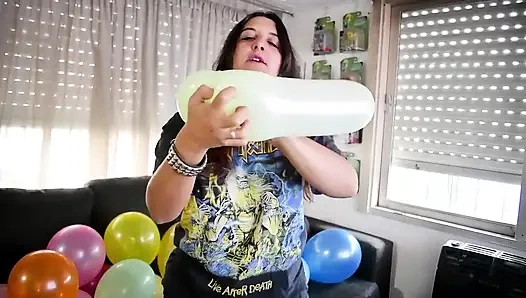 Gadis metal meletuskan semua balon sebelum pesta - kelinci looner [lowres]