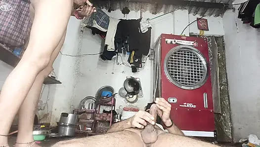 Ateşli seksi üvey kız kardeşin üvey erkek kardeşinin arazisinden üvey kız kardeşinin evde yalnızken eğlenceli seksi Hintçe ses