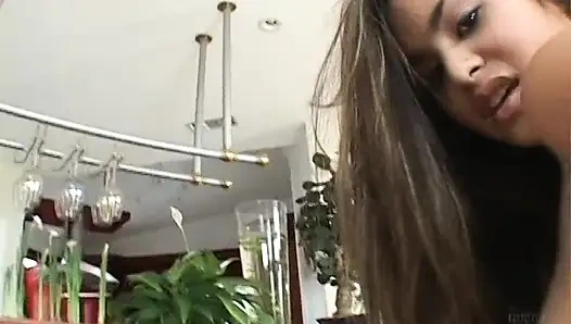 Heißes schätzchen stöhnt, als ihre enge muschi von einem monsterschwanz gebohrt wird