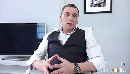 asosyal sarışın bir profesyonel gibi sikişiyor