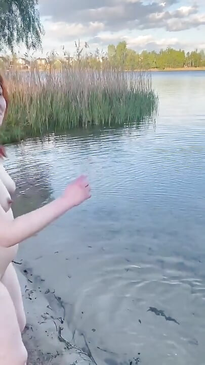 Humiliation dans les toilettes en plein air