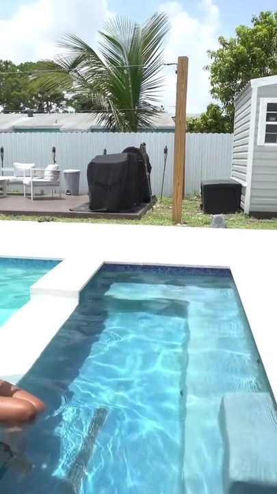 Moment palpitant de la "Tatăl vitreg pervers fute găozul strâmt al fiicei sale vitrege lângă piscină - Nicky Rebel"