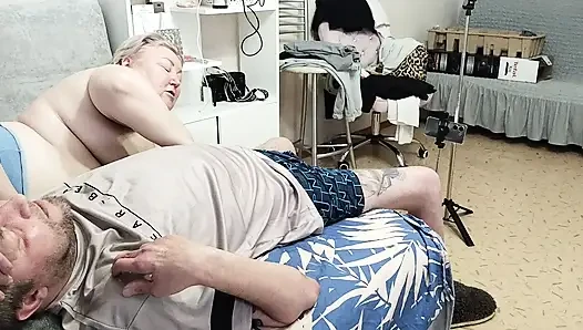 die schwiegermutter lutscht und schluckt das ganze sperma
