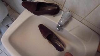 Piss in wifes redish shoe
