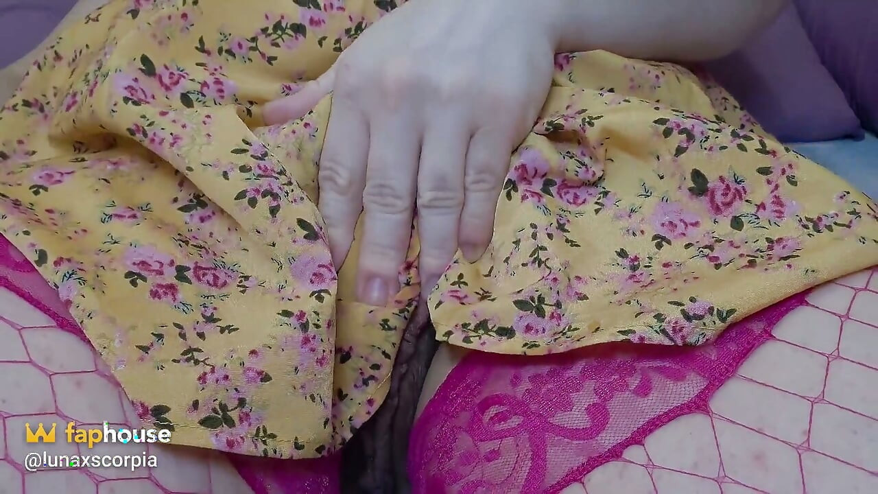 ถึงจุดสุดยอดหลายครั้ง ช่วยตัวเองและลูกปัดทางตูด