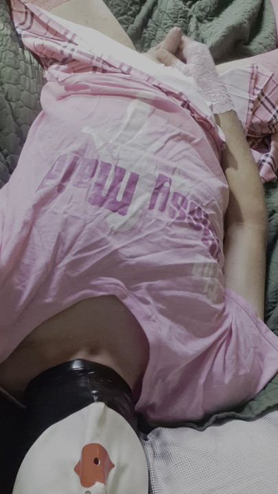 Crossdresser Nicole se igra sama sa sobom