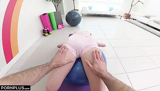 Azgın spinner terli sikiş deliğini dolduruyor