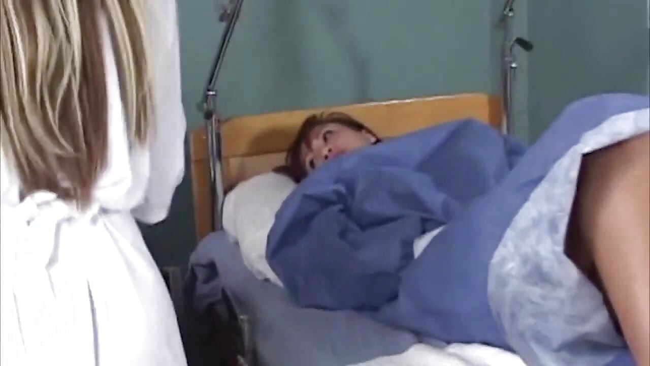 병원 침대를 김이 모락모락 나는 놀이터로 바꾸는 젊은 아시아 간호사