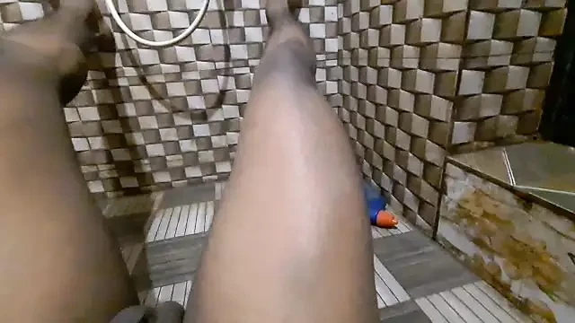 Jongen neukte zijn eigen lul toen hij alleen thuis was