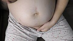 9-месячная беременная жена-шлюшка Milky Mari мастурбирует свою волосатую киску и показывает свои большие сиськи, полные молока!