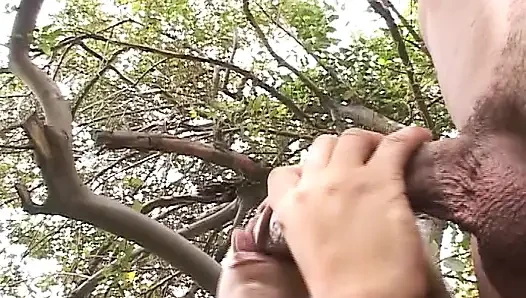 Чернокожей крошке лижет и задолбит киску ее мужчина на улице