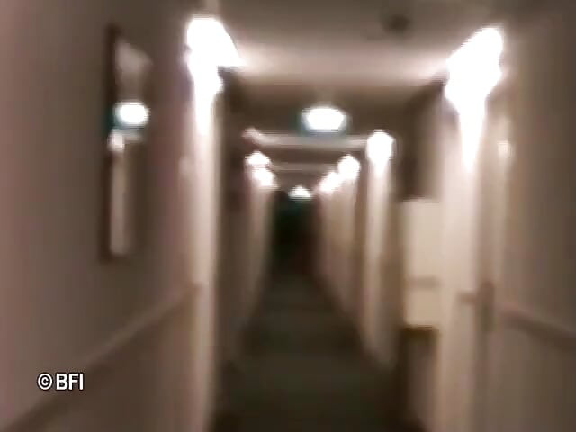 Prsata plavuša masturbira i brineta se brije u kupatilu