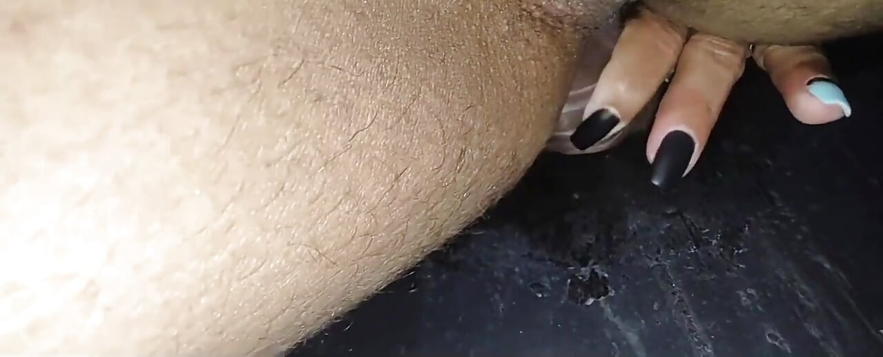 我把屁股给了一根又大又厚的黑色鸡巴, 在寻欢洞里打破了我的阴户和屁股