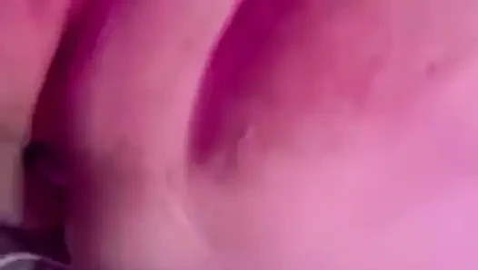 Büyük götlü pawg'ı bağladı ve sikini besledi ve ayak parmaklarını emdi