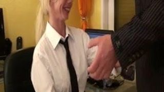 Немецкая блондинка трахается с 4-й промоушен в любительском видео - тяжелый пирсинг