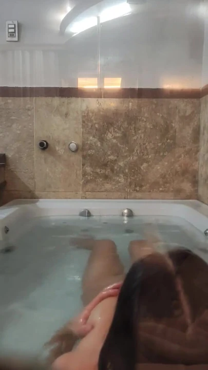 Magával ragadó pillanat "Gyere fürödni Alice Limával"