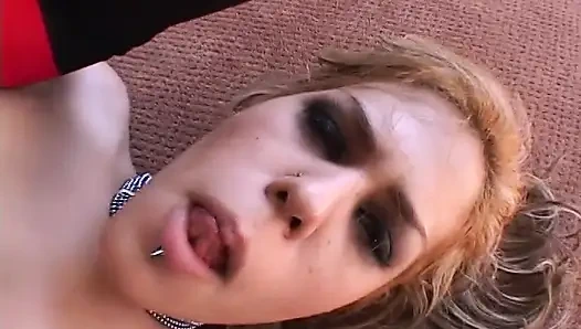 Heißes mädchen bekommt massive schwänze in ihre engen löcher, nachdem sie sie gelutscht hat