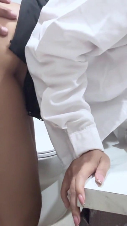 Cewek Magang Dipake Sama Boss Dikamar Mandi Umum | Klipy 1