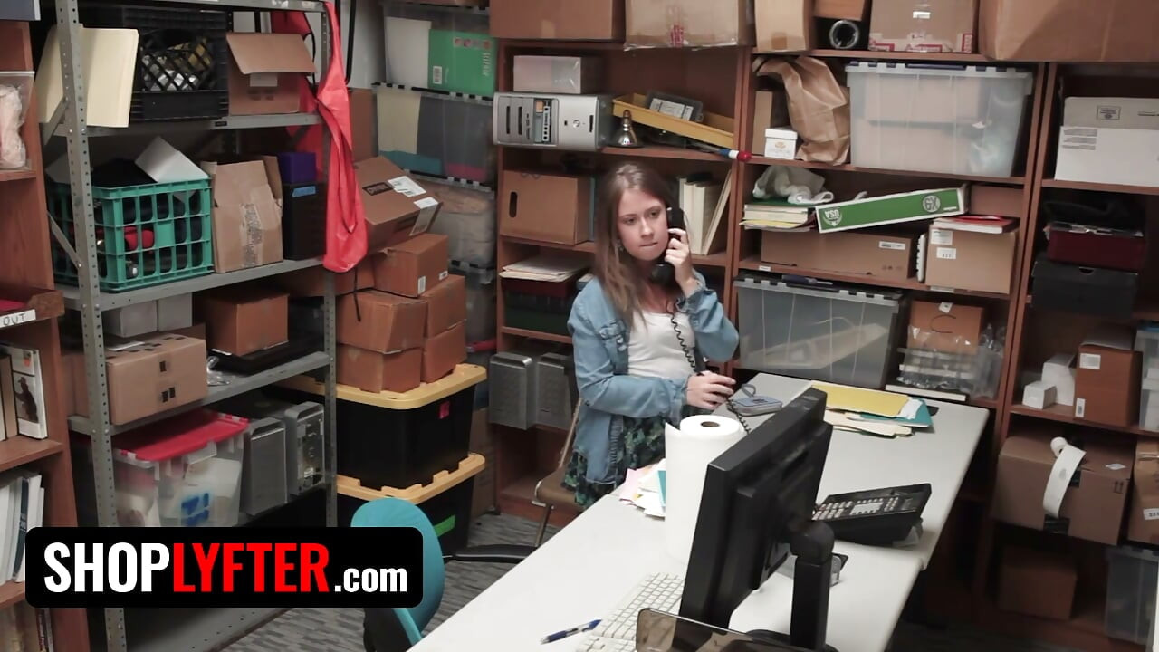 Shoplyfter - Cô bé nhỏ nhắn xinh đẹp Brooke Bliss cúi xuống bàn của sĩ quan và dang rộng đôi chân của mình