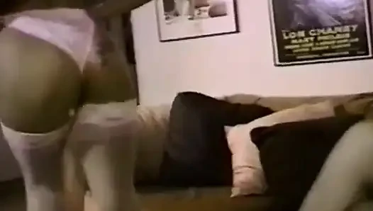 İki süper ateşli kızla klasik azgın lezbiyen seansı