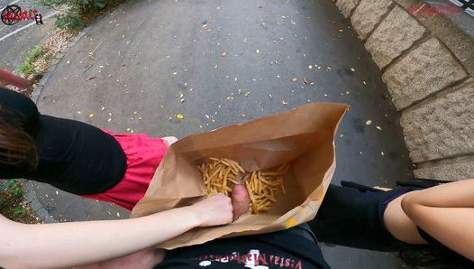 Doppia sega per strada nel sacchetto delle patatine di Mcdonald's