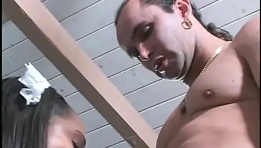 Seksi zenci hizmetçi kanepede iyi bir gün çalışması için amına sert bir yarak alıyor