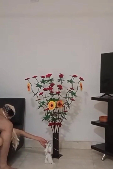 Lisa, 一位害羞的印度清洁女孩在工作中获得精彩的性爱