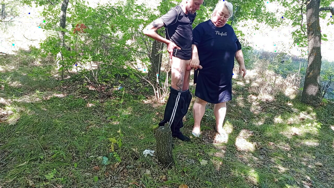 neighbor gives a public blowjob in the park