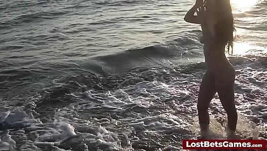 Der letzte strip-volleyball-verlierer steht vor einer erotischen outdoor-herausforderung