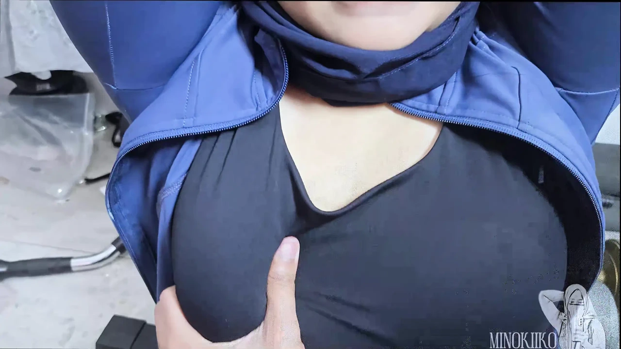 戴头巾的亚洲女孩卡在健身工具上，并被她的教练颜射 - Minokiiko