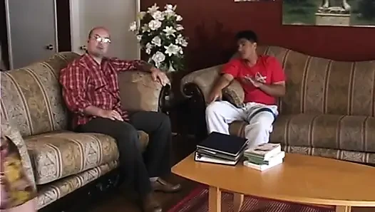 Мужик лижет и трахает пальцами сексуальную блондинку, затем она скачет на нем на диване