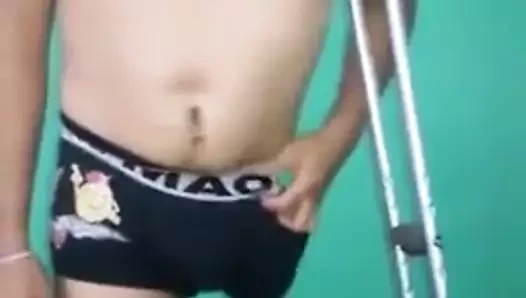 Adam küçük kütüğünü gösteriyor