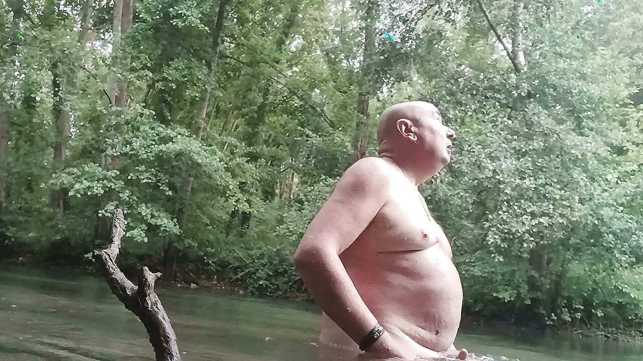 Ο Pascal, το καλό μεγάλο γουρούνι που εκτίθεται από τη Γαλλία, παίρνει το πόδι του και πίνει τα ούρα του πριν χύσει στο ποτάμι κάτω από μια απολαυστική καλοκαιρινή βροχή