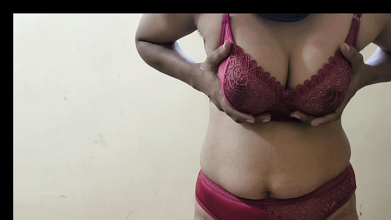 Tatie Anu en soutien-gorge et culotte