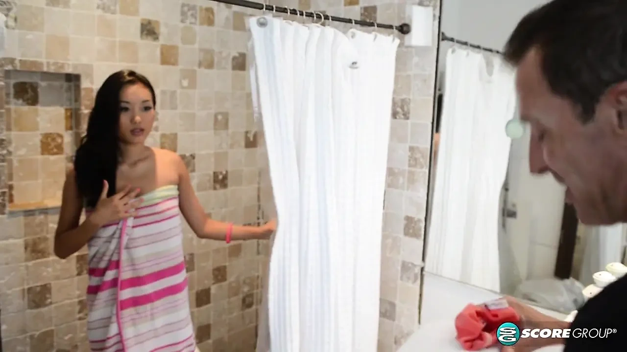 一个性感的亚洲女学生被中出