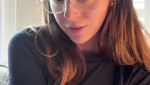 Cewek cantik berkaca mata ini ngasih tau caranya stroke yang enak!